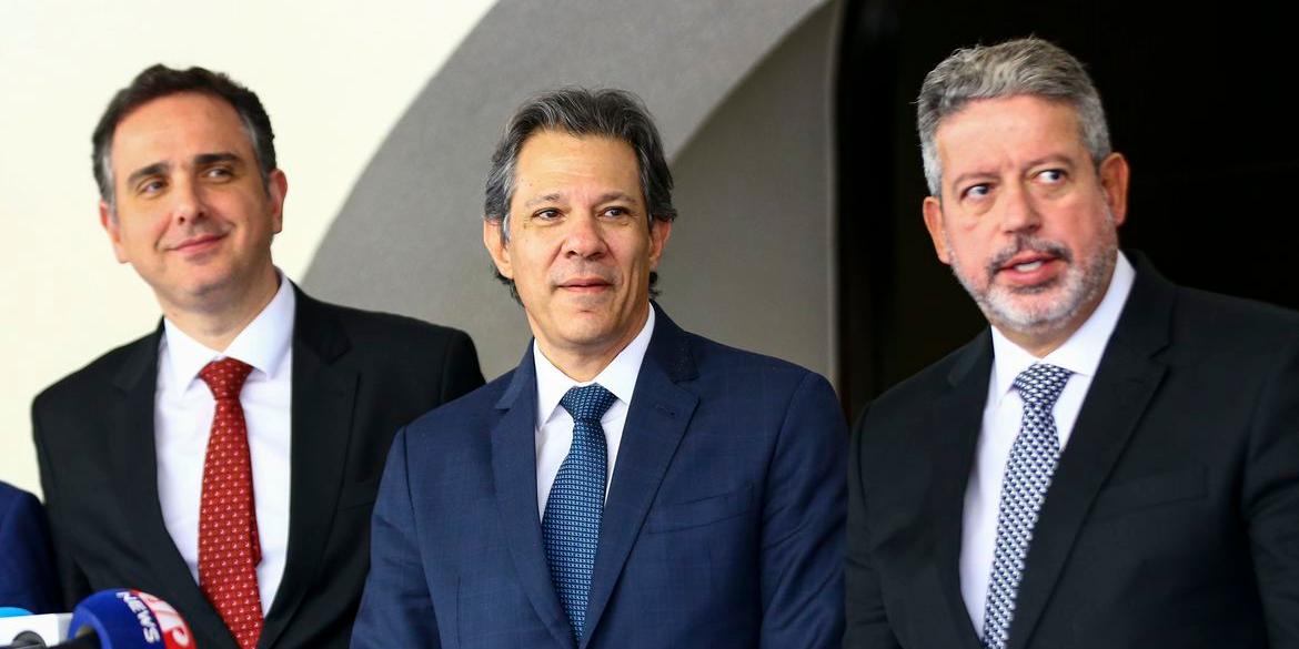 O ministro da Fazenda, Fernando Haddad, e os presidentes da Câmara, Arthur Lira, e do Senado, Rodrigo Pacheco (Marcelo Camargo/Agência Brasil)