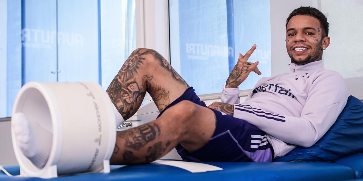 Rafael Bilu inicia fisioterapia na Toca da Raposa II (Gustavo Aleixo / Cruzeiro)