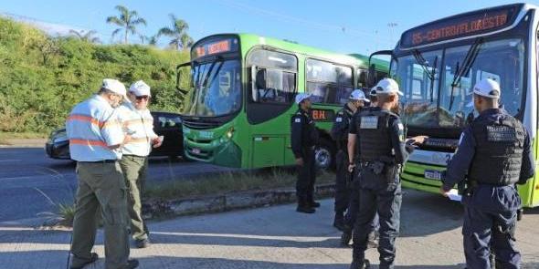 Durante as ações, foram recolhidos 30 ônibus em situação irregular (Adão Souza / PBH)