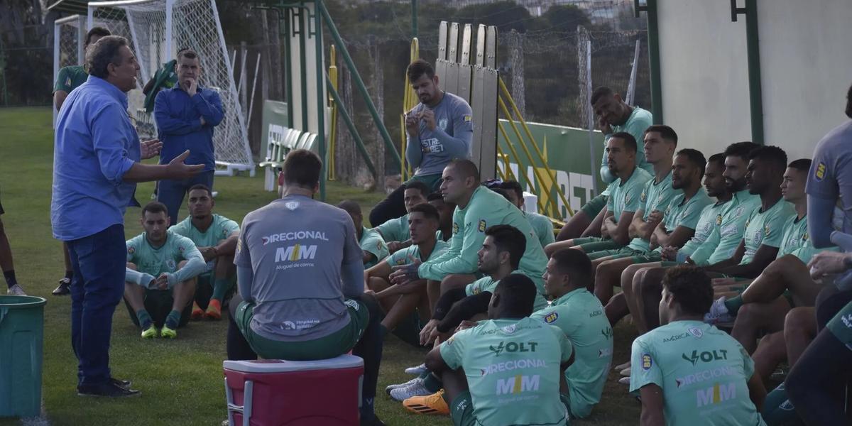 Presidente do Coelho conversou com os jogadores antes do treino desta quinta (Mourão Panda/América)