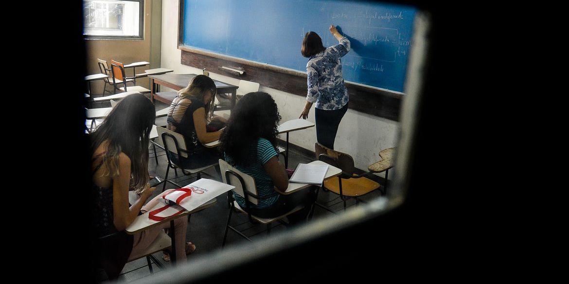 Para ter direito ao saque pelo aplicativo, os beneficiados devem enquadrar-se em determinadas categorias (Tânia Rego/Arquivo Agência Brasil)