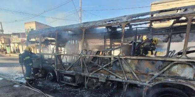 Um dos ônibus que foram queimados em Contagem (Divulgação/Corpo de Bombeiros)