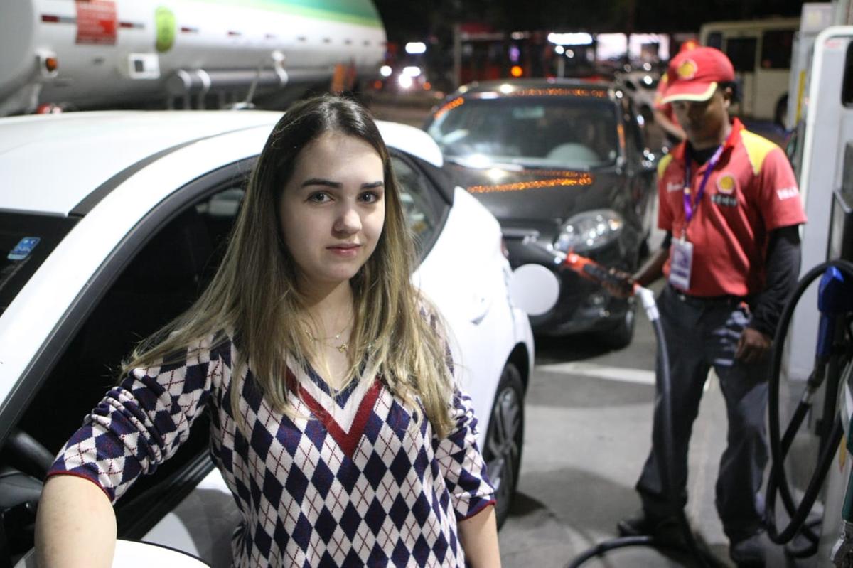 A médica Renata Fernandes aproveitou a véspera do aumento da gasolina para abastecer o carro (Maurício Vieira / Hoje em Dia)