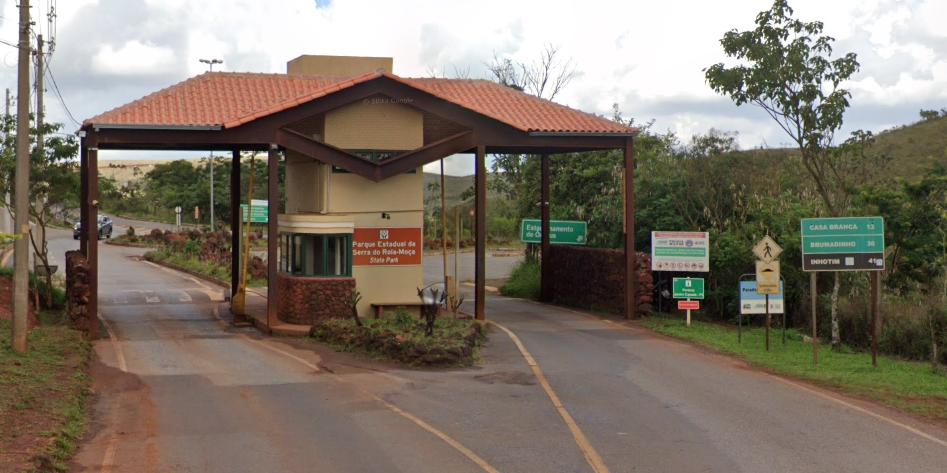 Estrada que passa no Parque do Rola Moça liga os bairros Jardim Canadá, em Nova Lima, e Casa Branca, em Brumadinho (Google Street View / Reprodução)
