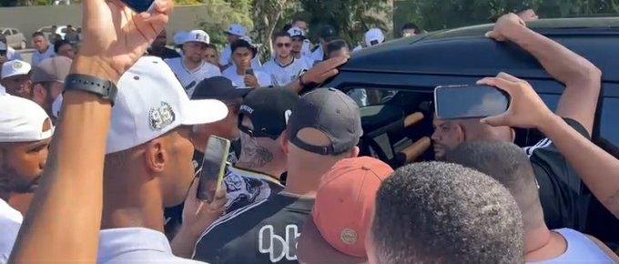Hulk é parado por organizada na porta do CT , antes do clássico contra o Cruzeiro (Reprodução / Twitter)