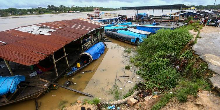 Movimentação no porto de Atalaia do Norte, que recebe indígenas de comunidades do Vale do Javari (Marcelo Camargo/Agência Brasil)