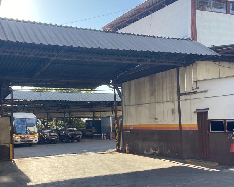 Agentes da Polícia Federal e da Receita dentro da Saritur, no bairro Jardim Montanhês, em BH (Fernando Michel/Hoje em Dia)
