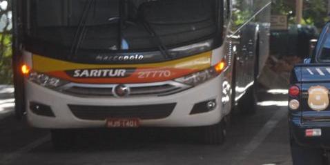 Agentes da Polícia Federal e da Receita dentro da Saritur, no bairro Jardim Montanhês, em BH (Fernando Michel/Hoje em Dia)