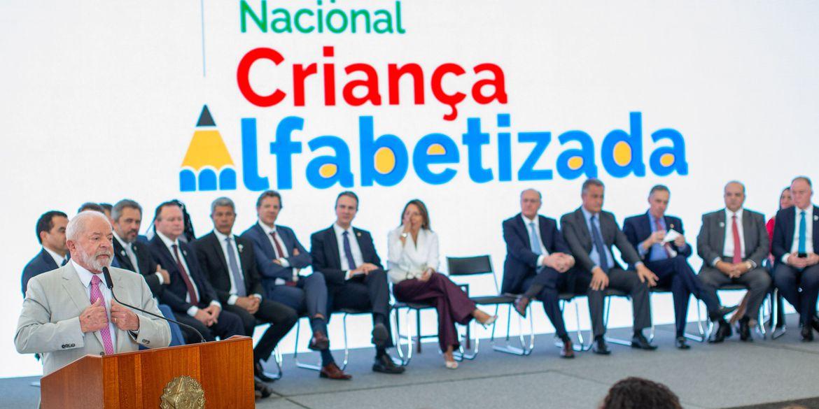 Decreto assinado pelo presidente Lula institui Compromisso Nacional Criança Alfabetizada (Fabio Rodrigues-Pozzebom/Agência Brasil)