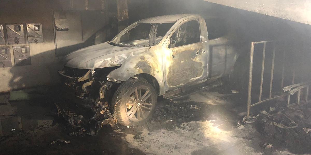 Caminhonete L200 ficou completamente destruída no incêndio (Corpo de Bombeiros/Divulgação)
