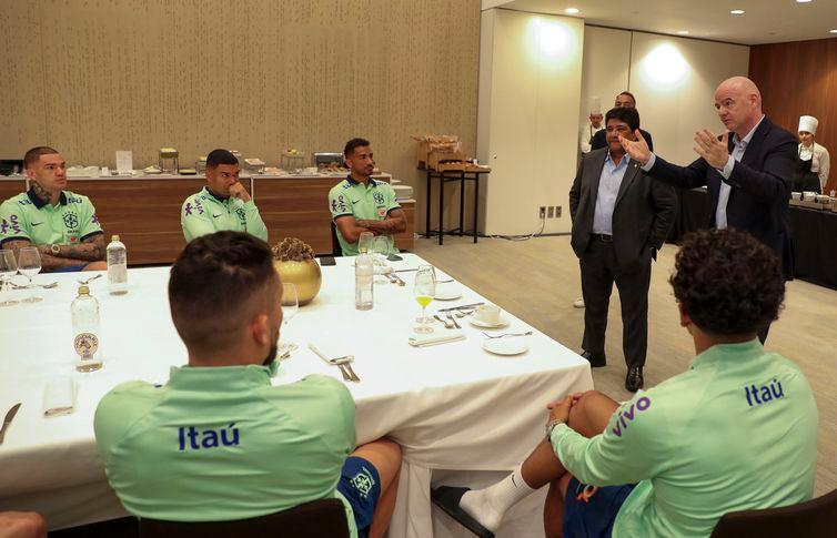 Gianni Infantino (à direita) durante encontro com a seleção brasileira, em Barcelona (Joilson Marconne/CBF)
