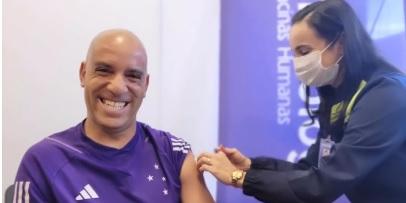 Elenco e comissão técnica são vacinados contra a gripe na Toca II (Reprodução / Instagram Cruzeiro)