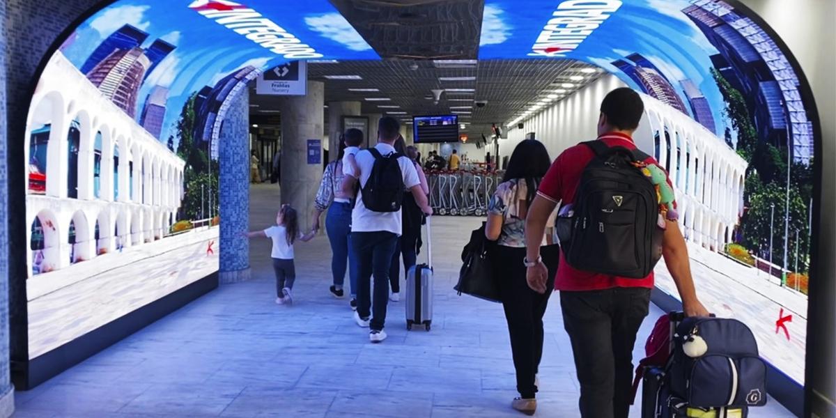 Os usuários do aeroporto poderão ser impactados com experiências inéditas que permitirão interações sensoriais, sonoras e olfativas, além da veiculação de conteúdo em 3D, inovação que gera uma imersão hiper-realista para o público (Divulgação)