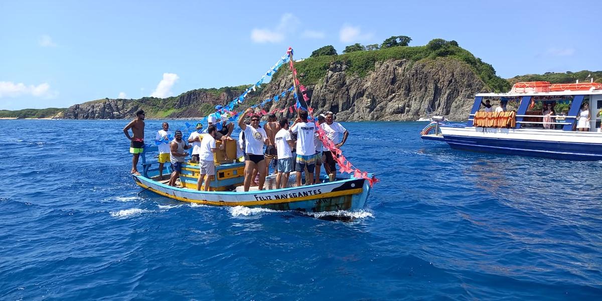 No dia 29 de junho acontece a aguardada Buscada Marítima, uma procissão com participação de mais de 30 barcos, que sai do Porto de Noronha (Divulgação)
