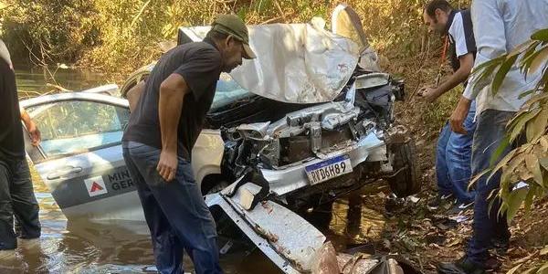 Carro com quatro servidores do Governo de Minas sofre acidente