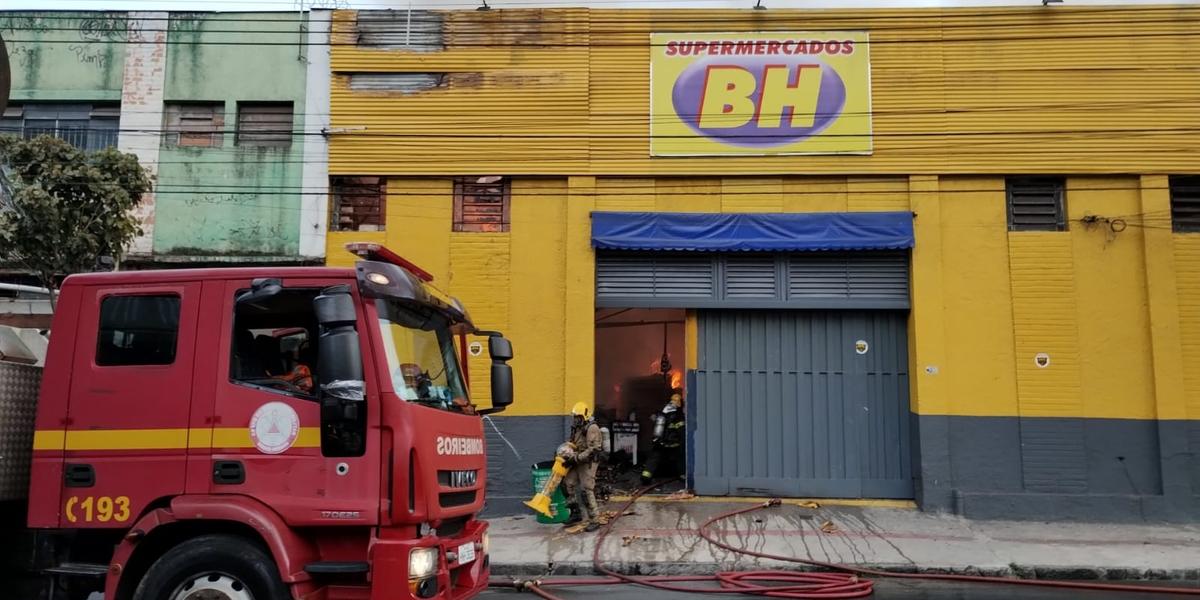 Combate às chamas no Supermercados BH (Assessoria de imprensa do Corpo de Bombeiros)