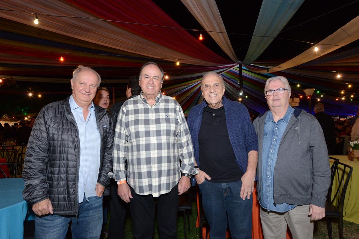 No Arraiá do PIC, o presidente da Confederação Nacional dos Clubes, Arialdo Boscolo, o anfitrião presidente do PIC, Antonio Eustáquio da Rocha Soares; o presidente da Federação dos Clubes de Minas Gerais, Marcolino Oliveira; e o vice-presidente do Comitê Brasileiro de Clubes, Edson Garcia (Fotos Edy Fernandes)
