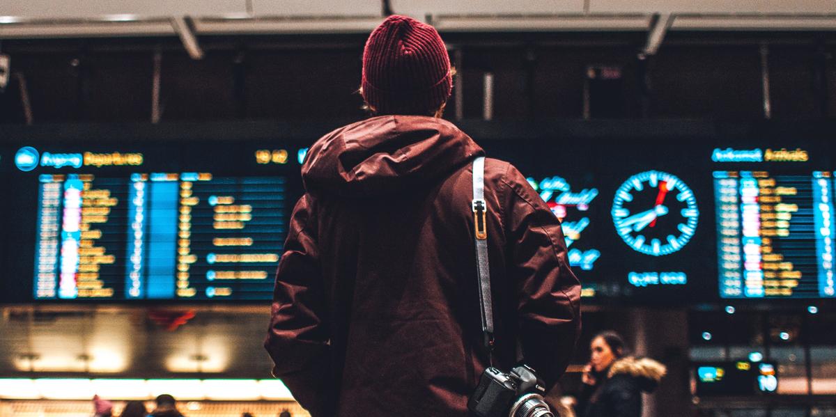 É importante os passageiros, principalmente os provenientes do Brasil para a Europa, conferirem antecipadamente as condições e horários dos voos (Erik Odiin via Unsplash)