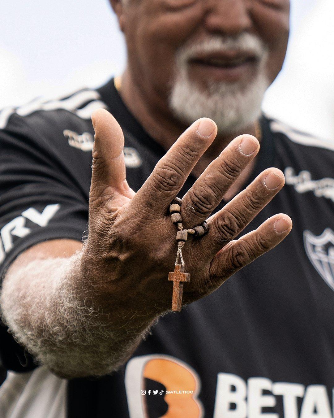 Belmiro e o terço que o acompanhou no dia a dia do Galo (Reprodução / Twitter Atlético)