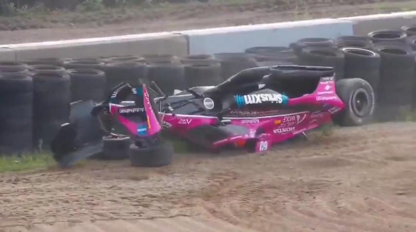 Apesar de ter capotado várias vezes, o piloto francês Simon Pagenaud saiu ileso de seu carro da IndyCar (Twitter / NBC Sports / Reprodução)