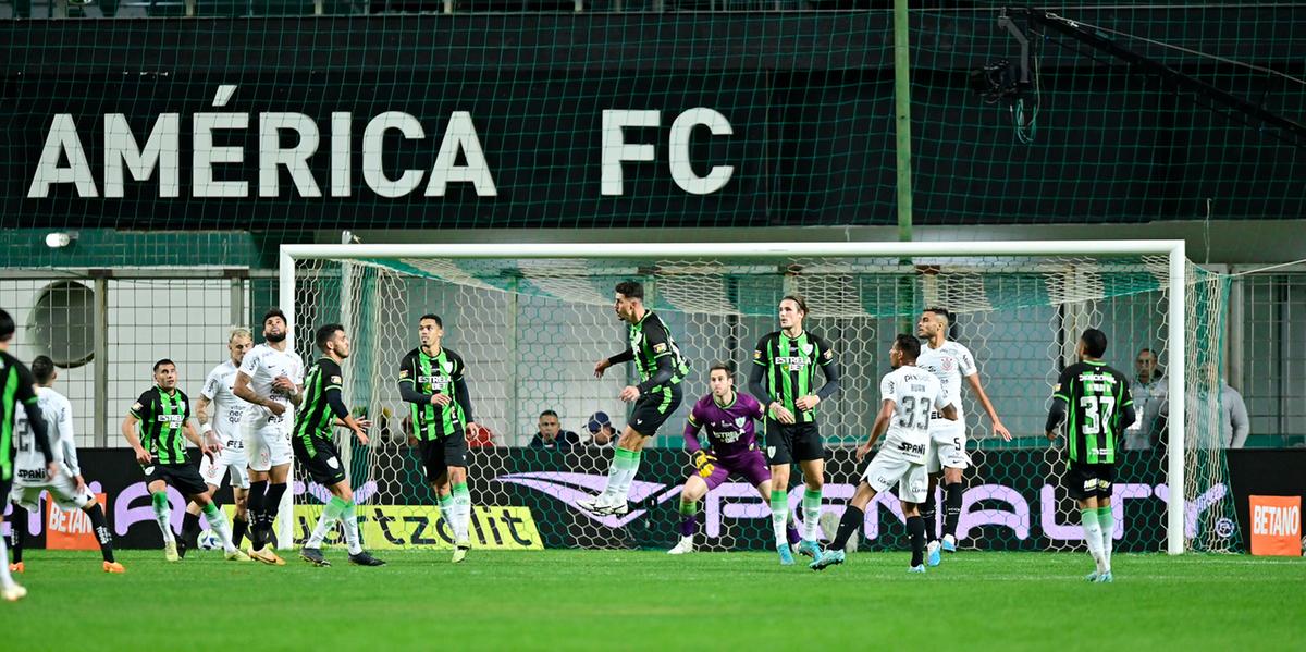 Defesa do Coelho passa em branco e é valorizada na vitória sobre o Corinthians pela CB (Mourão Panda / América)