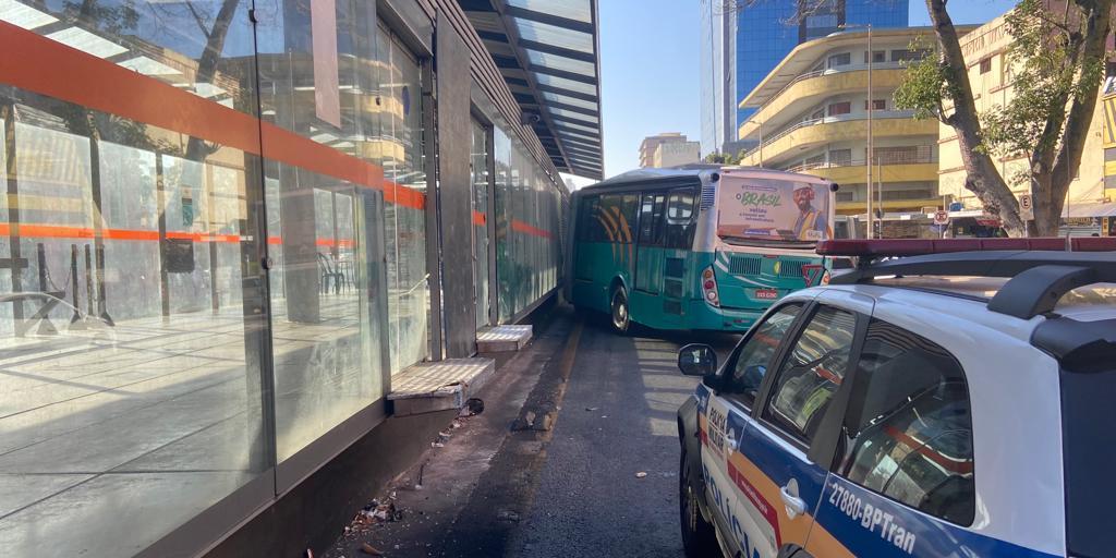 Em julho, um ônibus do Move bateu na estação de embarque e desembarque da avenida Oiapoque, no Centro de Belo Horizonte; apesar do susto e destruição, ninguém ficou ferido (Fernando Michel / Hoje em Dia)