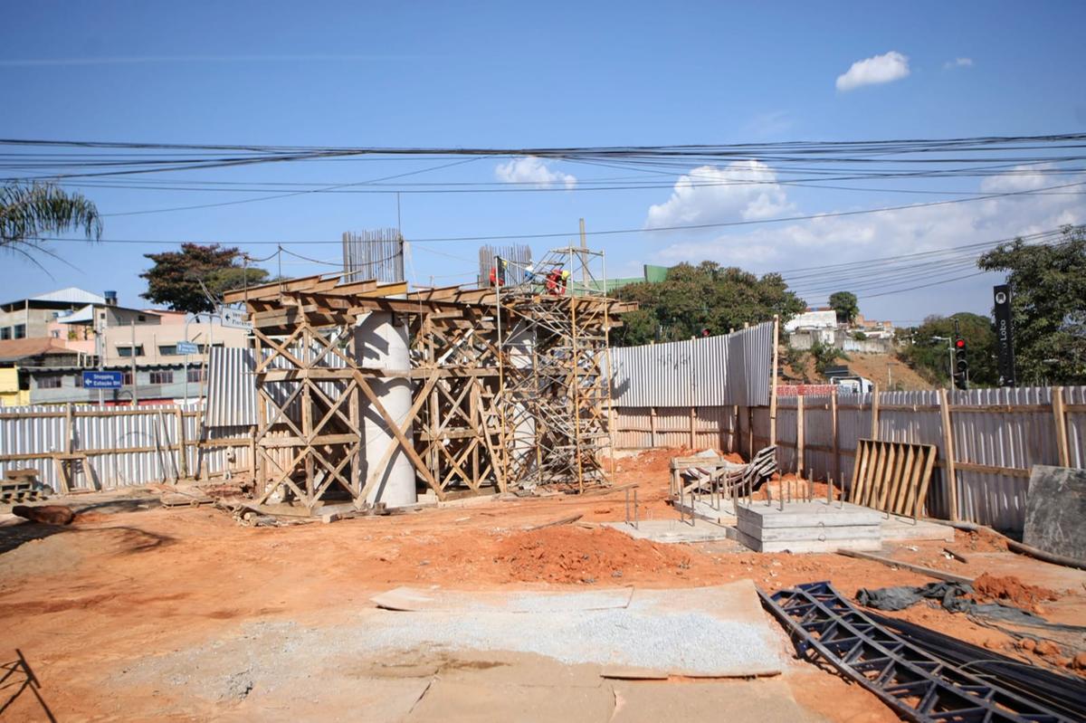 Obra de construção do viaduto na Avenida Waldomiro Lobo, altura do bairro Guarani, no cruzamento com a Avenida Cristiano Machado (Maurício Vieira / Hoje em Dia)