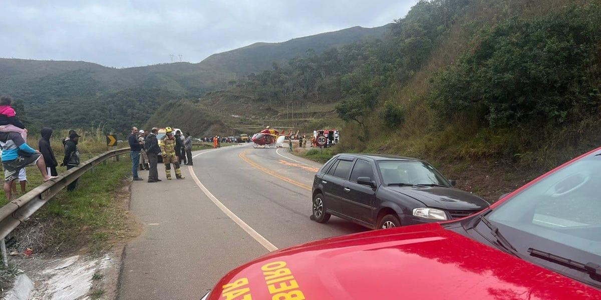 O acidente foi na altura do km 82, sentido Belo Horizonte, próximo ao Viaduto do Funil e à mina da Vale (Divulgação/ Bombeiros)