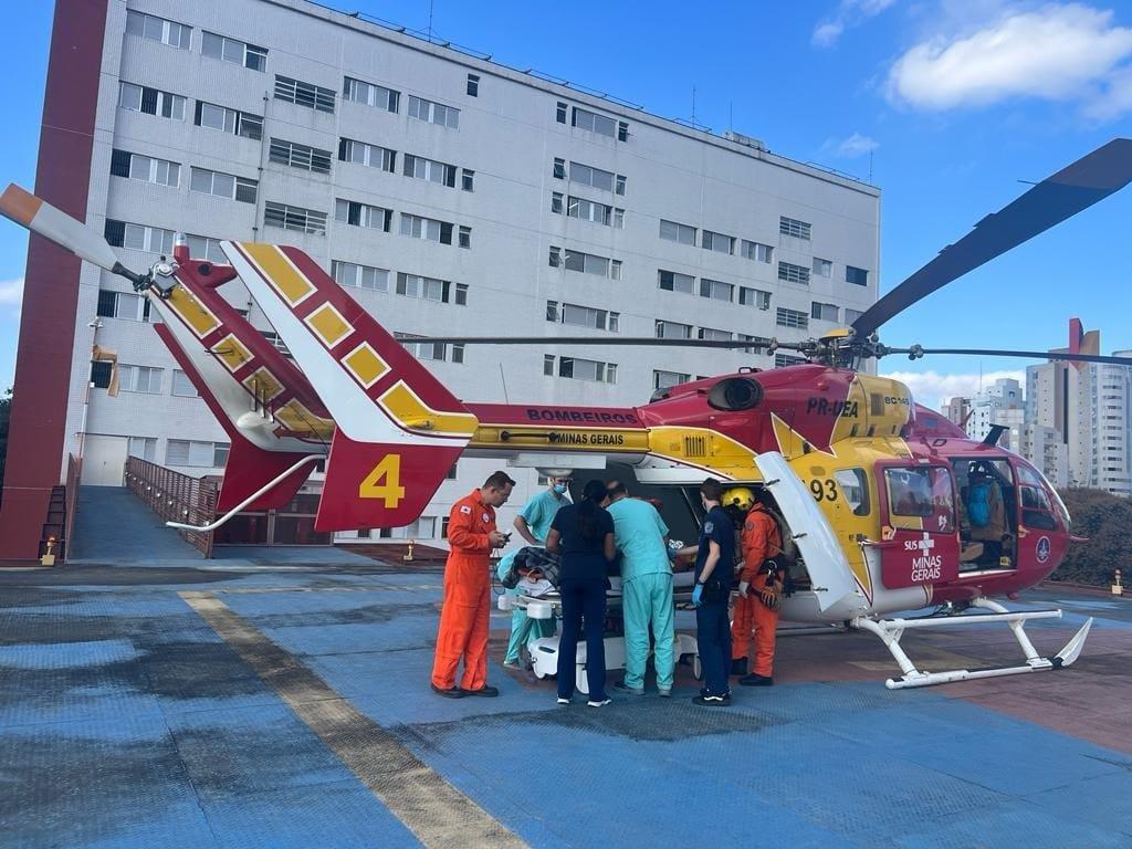 Um homem de 25 anos e uma mulher de 20 anos foram socorridos e levados conscientes para o Hospital de Pronto Socorro João XXIII (Divulgação/Bombeiros)