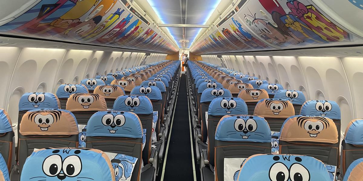 Os assentos receberam novos encostos de cabeça com os rostos dos personagens e o fraldário também é personalizado com a versão baby da Mônica (Divulgação/BH Airport)