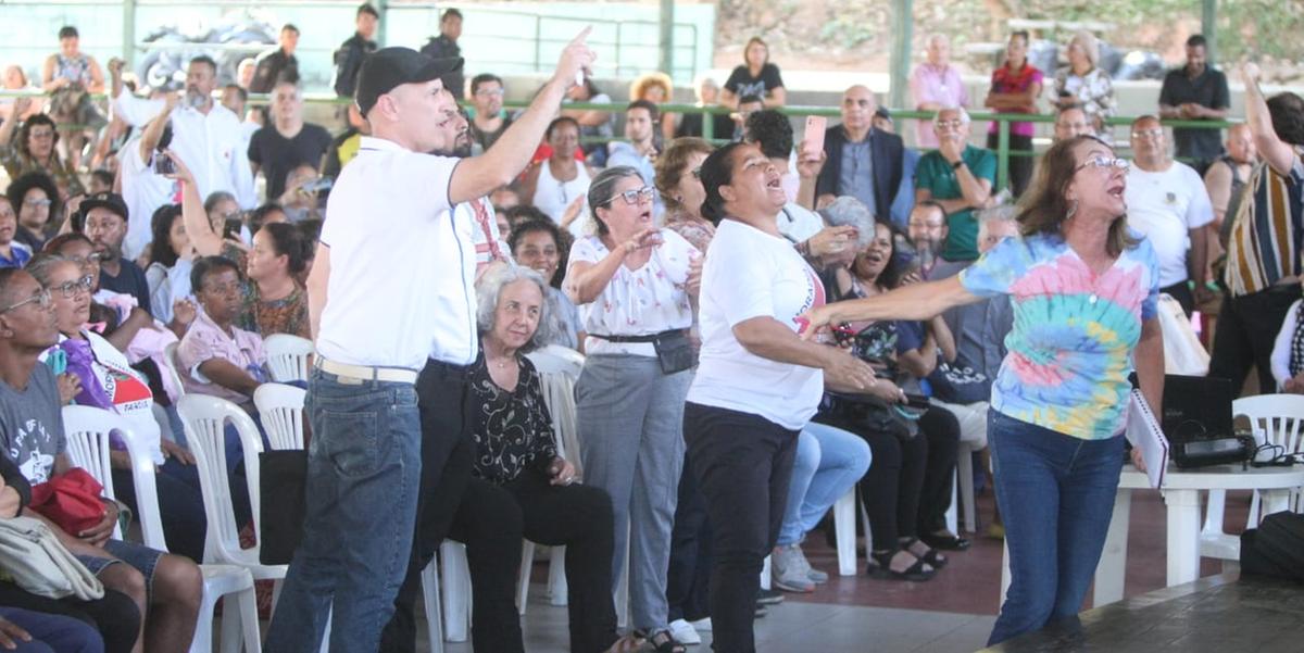 Cerca de 300 pessoas estiverami no Centro de Referência ao Idoso, no bairro Caiçara, região Noroeste da capital, para ouvir o detalhamento da PBH e, alguns, quando tentaram falar, foram impedidos. Aí começou o bate-boca (Maurício Vieira / Hoje em Dia)