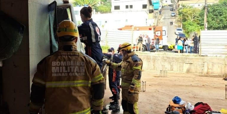 Segundo testemunhas, o caminhão fazia uma entrega de materiais de construção na rua José Teixeira Dutra, quando o veículo teria, aparentemente, perdido os freios e começou a descer a rua desgovernado. (Divulgação / CBMMB)