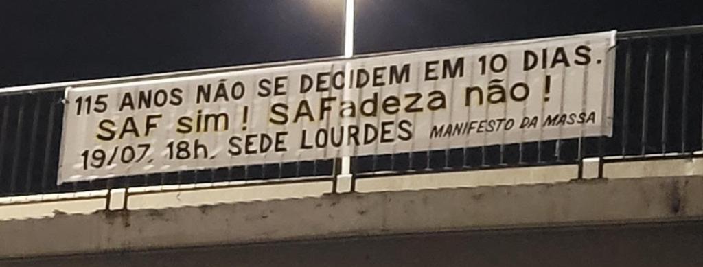 Torcedores estendem faixas na véspera da votação da SAF do Atlético (Reprodução / Twitter)