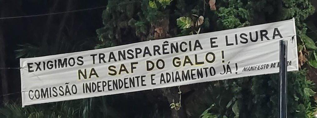 Torcedores estendem faixas na véspera da votação da SAF do Atlético (Reprodução / Twitter)