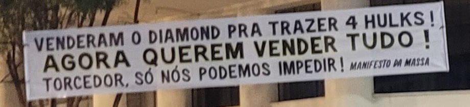 Torcedores estendem faixas na véspera da votação da SAF do Atlético (Reprodução / Twitter)