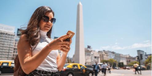 A Latam lidera o setor aéreo brasileiro desde 2021, segundo a ANAC. A companhia transporta, anualmente, no Brasil média de 30 milhões de passageiros no mercado doméstico e 3 milhões no internacional (Divulgação/Latam)