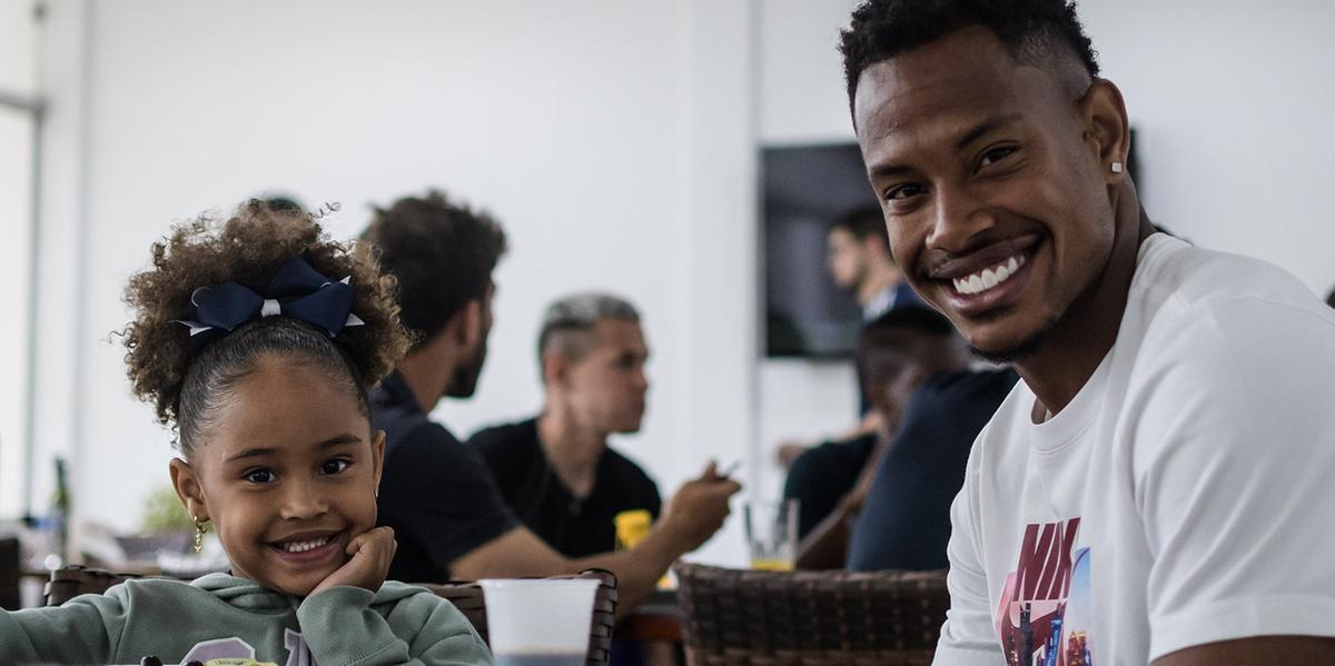 Filhos tomam café com os pais na Toca da Raposa II (Gustavo Aleixo / Cruzeiro)
