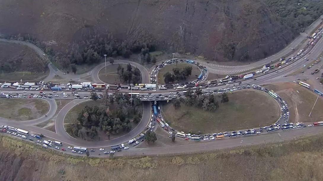 Imagens aéreas exibidas pela TV Globo mostram o congestionamento causado pelo acidente 