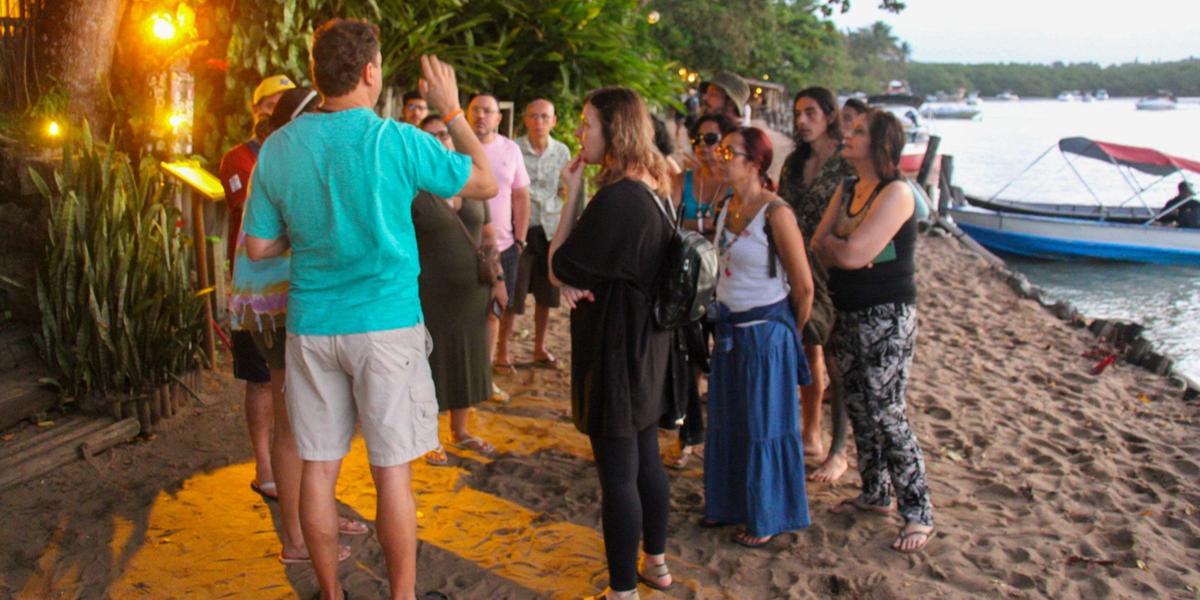 Ganhar as ruelas da vila que não tem calçada, nem carro, tampouco buzina, e num silêncio que se ouve o balançar das folhas de mangueiras e cajueiros é um alento para a alma (Leonardo Barreto)