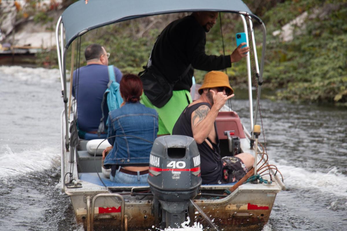 Os serviços de transporte em Caraíva são bem divididos em canoeiros, carroceiros e buggeiros (em sua maioria os pataxós). Tudo bem organizado em associações (Lucas Mazzini)