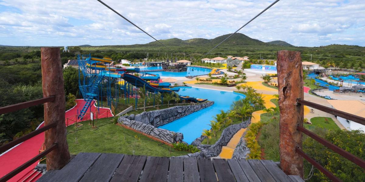 A temática geral do Acqua Park está relacionada ao Barco Pirata, construído no centro do Park em uma ilha rodeada de atrações (West Acqua Park / divulgação)