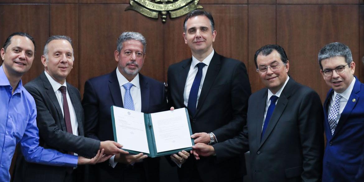 Presidente da Câmara dos Deputados, Arthur Lira, entrega do texto da Reforma Tributária ao presidente do Senado, Rodrigo Pacheco (Lula Marques/ Agência Brasil)
