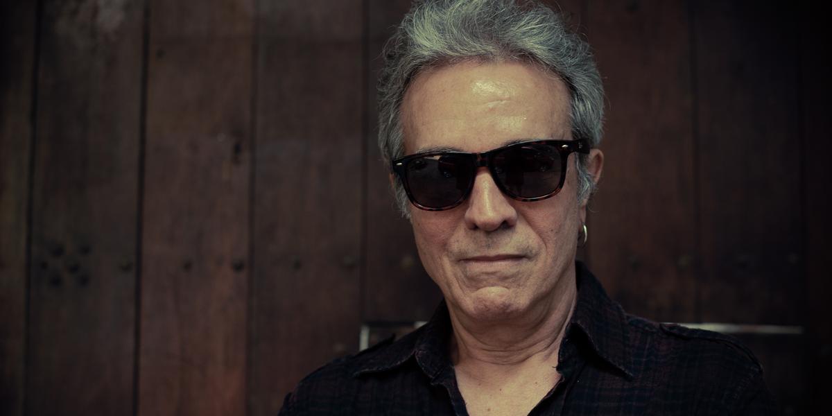 Nos anos 1986, Arnaldo Brandão estourou com a banda Hanoi Hanoi e fez parcerias importantes no cenário da época (Ana Alexandrino / divulgação)
