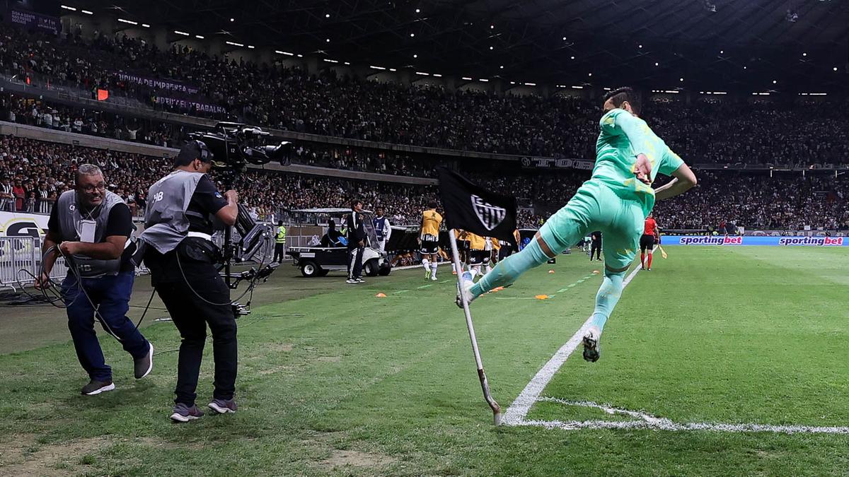 Veiga da "voadora" em bandeirinha no Mineirão e não recebe cartão (Foto: Cesar Greco/Palmeiras)