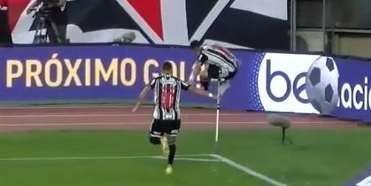 Pavon recebe amarelo ao chutar bandeirinha de escanteio (Reprodução/ Galo Tv)