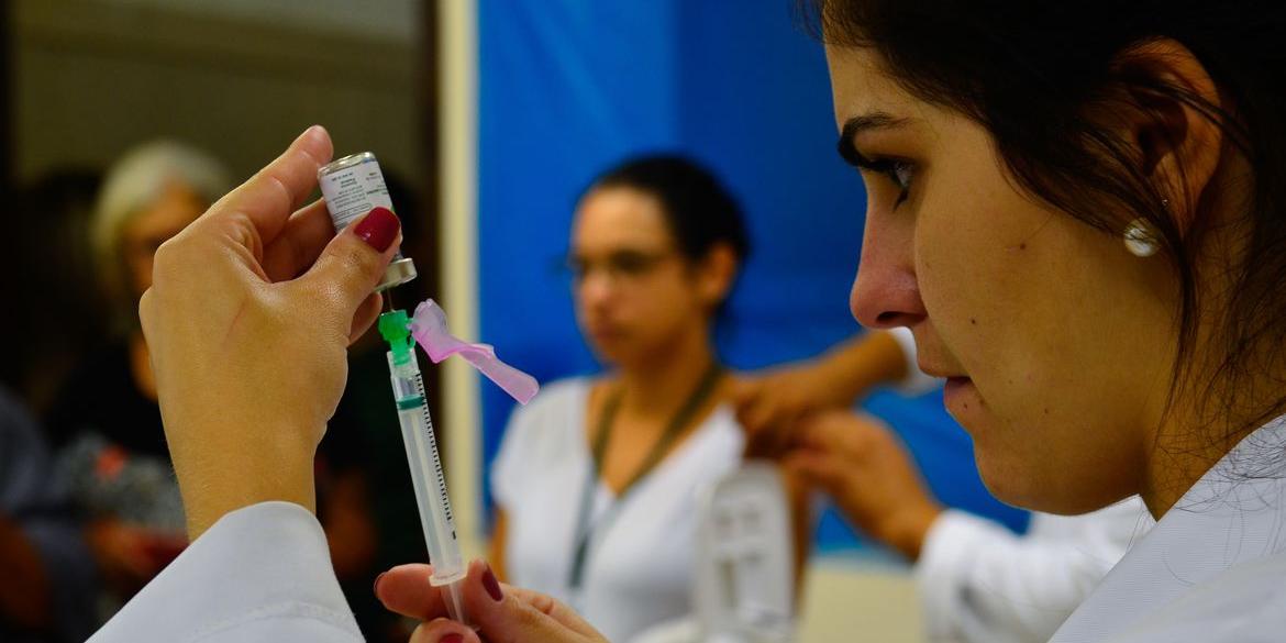 Profissionais de Saúde são vacinados contra a gripe H1N1 no Hospital das Clínicas (Rovena Rosa / Agência Brasil)