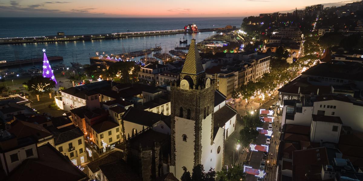 Funchal, capital da Ilha da Madeira, fica completamente iluminada, atraindo a atenção dos visitantes com árvores coloridas e outras decorações natalinas (Francisco Correia)