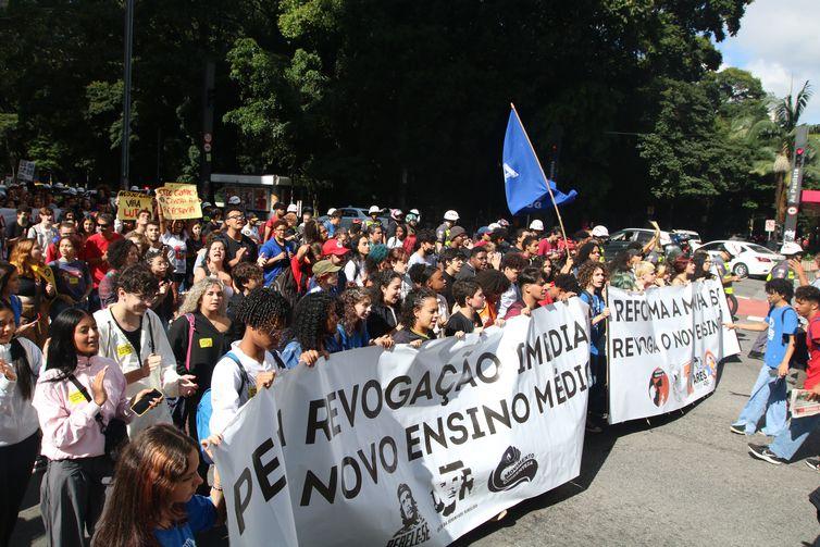 Estudantes participam do 2º Ato pela Revogação do Novo Ensino Médio na Avenida Paulista. (Rovena Rosa/Agência Brasil)