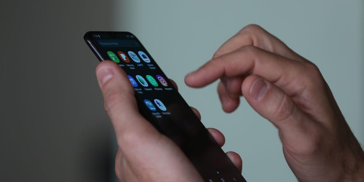 Uso de Smartphone e celular (Tânia Rêgo / Agência Brasil)