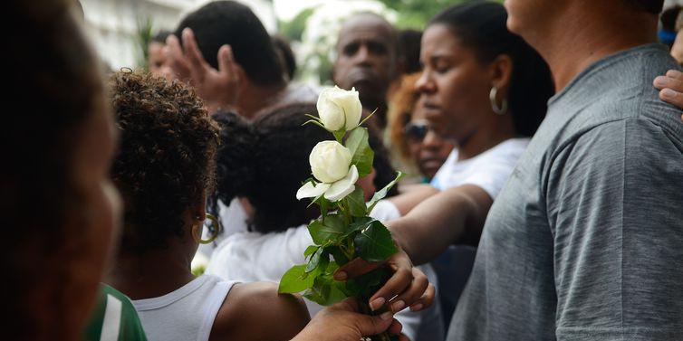 Familiares e amigos enterram, no Cemitério de Irajá, o corpo do menino Ryan Gabriel, de 4 anos, morto por bala perdida durante confronto entre traficantes (Fernando Frazão/Arquivo Agência Brasil)